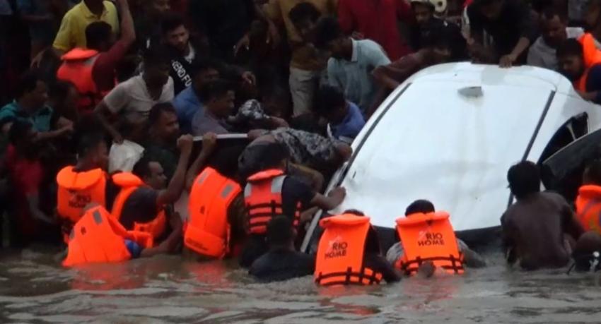 ஆற்றில் கவிழ்ந்த கார் : சிறுமி உள்ளிட்ட மூவர் பலி